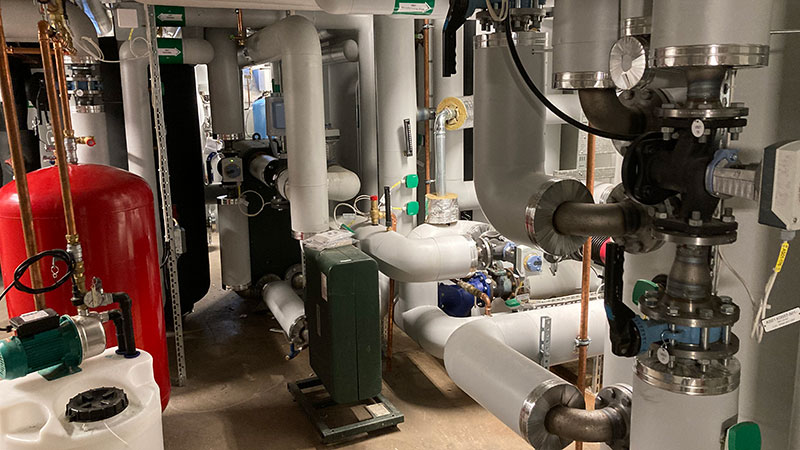 Energianläggning med tekniska lösningar såsom många rör och behållare