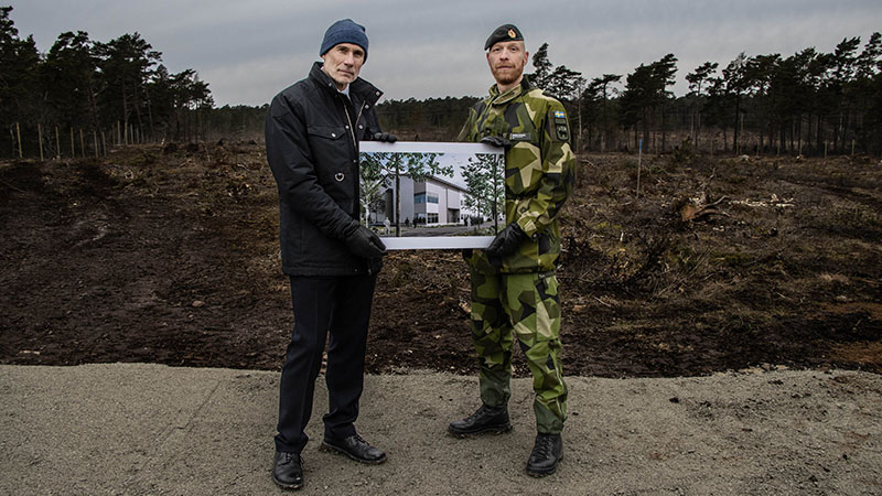 två personer håller en ritning mellan sig. 