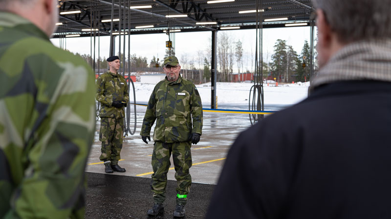 Per Nilsson pratar inför militära och civila deltagare.