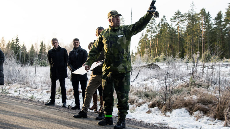 En militär står och pekar