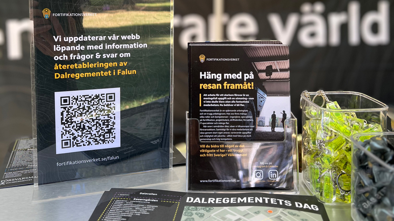 Informationsskyltar med text och en QR-kod. Foto.