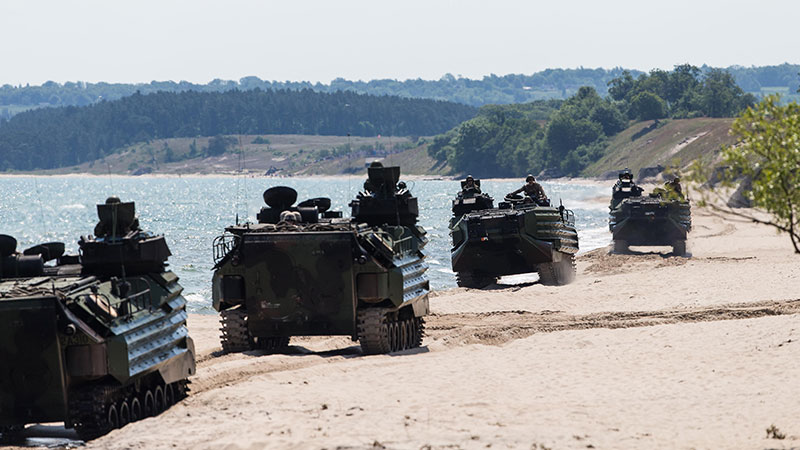 Amerikanska stridsvagnar på en strand. 